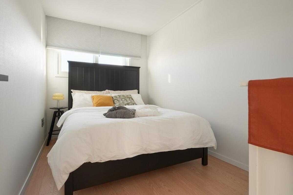 Newly Built, Quiet 2br, 10min Walk To Stn * Seoul