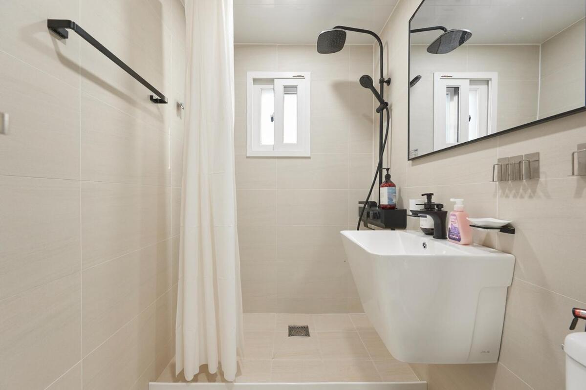 Newly Built, Quiet 2br, 10min Walk To Stn Apartment
