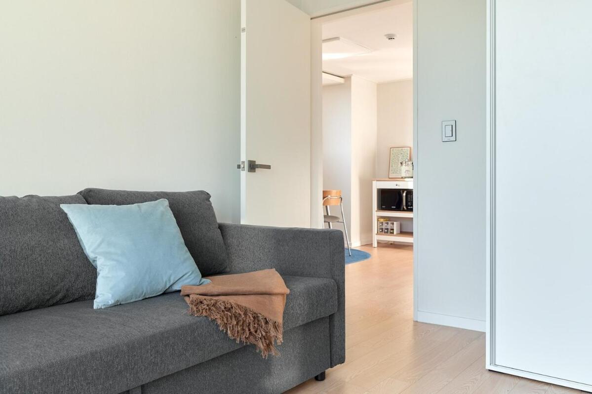 Newly Built, Quiet 2br, 10min Walk To Stn Apartment *