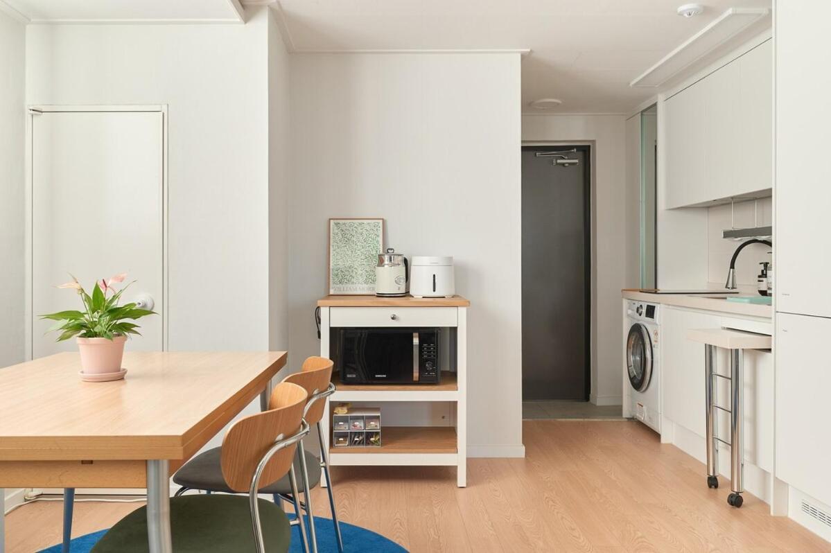 Newly Built, Quiet 2br, 10min Walk To Stn Apartment
